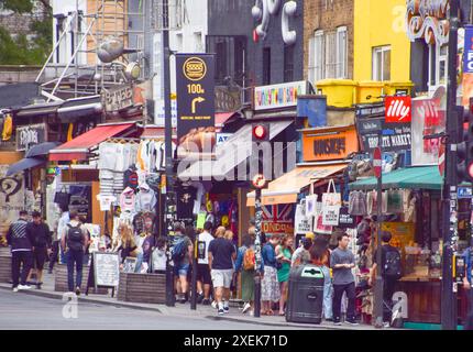 Londra, Inghilterra, Regno Unito. 28 giugno 2024. Gli amanti dello shopping scendono su Camden High Street. Secondo quanto riferito, l’economia del Regno Unito ha registrato una crescita più rapida di quella inizialmente stimata all’inizio del 2024. (Credit Image: © Vuk Valcic/ZUMA Press Wire) SOLO PER USO EDITORIALE! Non per USO commerciale! Foto Stock