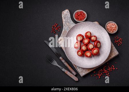 Peperoni rossi ripieni di formaggio o carne con sale Foto Stock