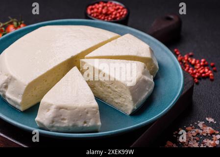 Delizioso formaggio fresco fresco fresco di latte vaccino o di pecora Foto Stock