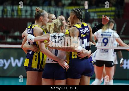 ISTANBUL, TURKIYE - 28 FEBBRAIO 2024: I giocatori Fenerbahce Opet celebrano il punteggio ottenuto durante il match Allianz MTV Stuttgart CEV Champions League Volley Foto Stock