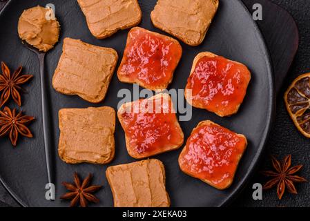 Deliziosi e nutrienti panini con burro di arachidi e marmellata di fragole Foto Stock