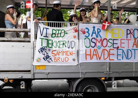 Studenti danesi appena laureati che festeggiano venerdì 28 giugno 2024. Tradizionale festa di guida di camion per lauree scolastiche in un'area suburbana sulla costa a nord di Copenaghen. Dopo aver terminato l'esame di matricola, è una tradizione danese andare in giro per gli studenti genitori - bere e mangiare e celebrare che gli studi sono finiti e l'esame è stato superato. Charlottenlund Fredensvej Danimarca Copyright: XKristianxTuxenxLadegaardxBergx 2E6A5674 Foto Stock