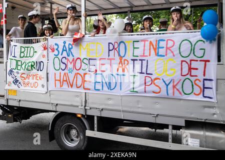 Studenti danesi appena laureati che festeggiano venerdì 28 giugno 2024. Tradizionale festa di guida di camion per lauree scolastiche in un'area suburbana sulla costa a nord di Copenaghen. Dopo aver terminato l'esame di matricola, è una tradizione danese andare in giro per gli studenti genitori - bere e mangiare e celebrare che gli studi sono finiti e l'esame è stato superato. Charlottenlund Fredensvej Danimarca Copyright: XKristianxTuxenxLadegaardxBergx 2E6A5664 Foto Stock