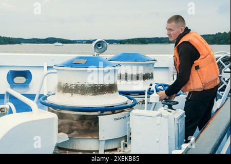 Carelia, Russia, 21 luglio 2023. Ponte della nave Symphony of the North, marinai che si preparano ad attraccare la nave. Il tema dei viaggi nelle regioni settentrionali Foto Stock