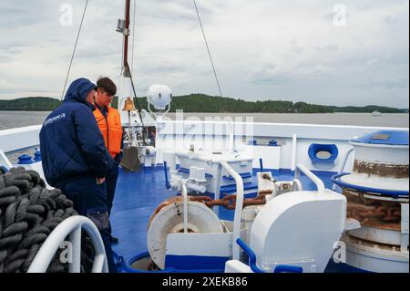 Carelia, Russia, 21 luglio 2023. Ponte della nave Symphony of the North, marinai che si preparano ad attraccare la nave. Il tema dei viaggi nelle regioni settentrionali Foto Stock