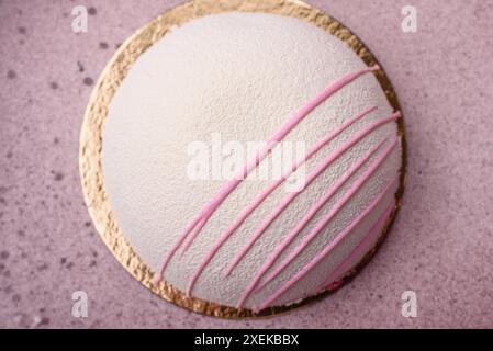 Deliziosi dolci e colorati dessert mochi o gelato con impasto di riso e condimenti su uno sfondo di cemento scuro Foto Stock