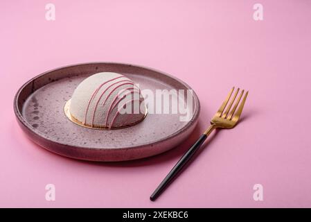 Deliziosi dolci e colorati dessert mochi o gelati con impasto di riso e guarnizioni Foto Stock