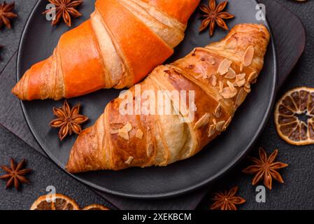 Deliziosi croissant francesi freschi e croccanti con ripieno dolce Foto Stock