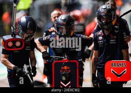 Spielberg, Autriche. 28 giugno 2024. Red Bull Racing meccanico, mecanico, meccanico durante il Gran Premio d'Austria di Formula 1 Qatar Airways 2024, 11° round del Campionato del mondo di Formula 1 2024 dal 28 al 30 giugno 2024 sul Red Bull Ring di Spielberg, Austria - Photo Xavi Bonilla/DPPI Credit: DPPI Media/Alamy Live News Foto Stock