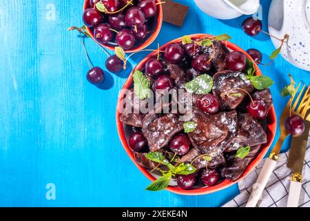 Dolci gnocchi di cioccolato vareniki con ciliegie e salsa al cioccolato, con zucchero in polvere. ucraino tradizionale, polacco, pi dell'europa orientale Foto Stock