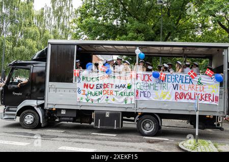 Studenti danesi appena laureati che festeggiano venerdì 28 giugno 2024. Tradizionale festa di guida di camion per lauree scolastiche in un'area suburbana sulla costa a nord di Copenaghen. Dopo aver terminato l'esame di matricola, è una tradizione danese andare in giro per gli studenti genitori - bere e mangiare e celebrare che gli studi sono finiti e l'esame è stato superato. Charlottenlund Fredensvej Danimarca Copyright: XKristianxTuxenxLadegaardxBergx 2E6A5955 Foto Stock