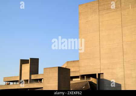 Il National Theatre fa parte del Southbank Centre. Il teatro è stato progettato dall'architetto Denys Lasdun ed è stato inaugurato nel 1976. Teatro nazionale Foto Stock