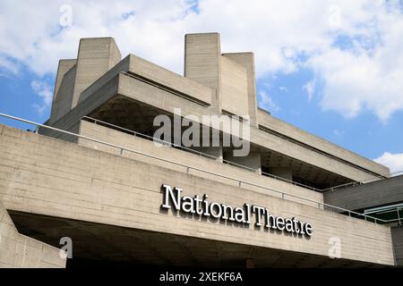 Il National Theatre fa parte del Southbank Centre. Il teatro è stato progettato dall'architetto Denys Lasdun ed è stato inaugurato nel 1976. Teatro nazionale Foto Stock