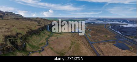 Vista aerea della maestosa cascata e del paesaggio arido in Islanda Foto Stock