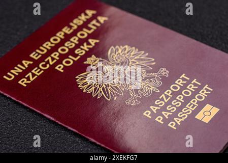 Passaporto internazionale cartaceo di un cittadino polacco su sfondo di cemento scuro Foto Stock