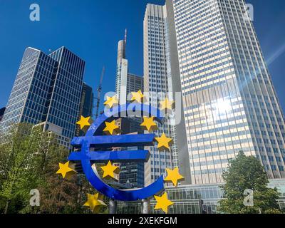 Scultura dell'euro, simbolo dell'euro monumentale e Eurotower a Francoforte sul meno, Germania Foto Stock