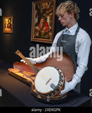 Christie's, Londra, Regno Unito. 28 giugno 2024. La settimana classica abbraccia l'arte dall'antichità al XX secolo mentre la settimana classica torna a Londra con sei aste dal vivo dal 2-10 luglio di arte e oggetti straordinari. La vendita di libri e manoscritti del 10 luglio include il banjo interpretato da Rod Davis e John Lennon in The Quarrymen del 1956-1957 (stima: £ 10.000-15.000). Crediti: Malcolm Park/Alamy Live News Foto Stock