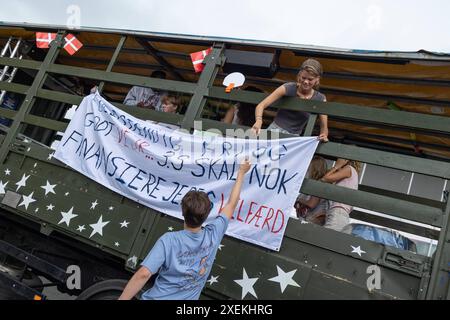 Studenti danesi appena laureati che festeggiano venerdì 28 giugno 2024. Tradizionale festa di guida di camion per lauree scolastiche in un'area suburbana sulla costa a nord di Copenaghen. Dopo aver terminato l'esame di matricola, è una tradizione danese andare in giro per gli studenti genitori - bere e mangiare e celebrare che gli studi sono finiti e l'esame è stato superato. Charlottenlund Ordruphallen Danimarca Copyright: XKristianxTuxenxLadegaardxBergx 2E6A6535 Foto Stock