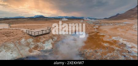 Area geotermale nella valle Haukadular, Islanda, con sorgenti calde fumanti e corsi d'acqua calda Foto Stock