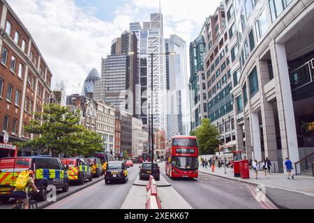 Londra, Regno Unito. 28 giugno 2024. Una vista di Bishopsgate nella City di Londra, il quartiere finanziario della capitale. Secondo quanto riferito, l’economia del Regno Unito ha registrato una crescita più rapida di quella inizialmente stimata all’inizio del 2024. Crediti: Vuk Valcic/Alamy Live News Foto Stock