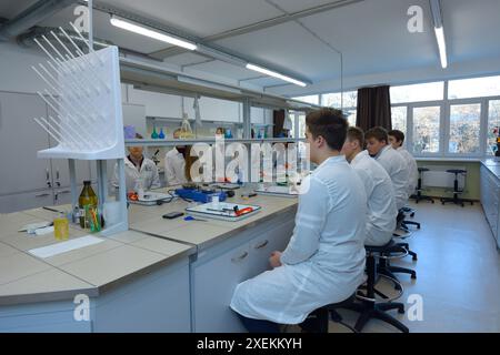 In un laboratorio di chimica scolastica. Gli studenti seduti davanti ai tavoli da lavoro aspettano di iniziare la lezione di chimica. 29 novembre 2018. Kiev, Ucraina Foto Stock