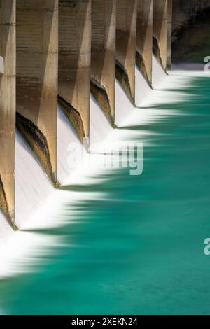 acqua rilasciata dalla centrale idroelettrica. Foto Stock