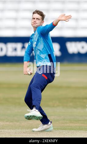 Il bowling Freddie McCann dell'Inghilterra durante la prima partita internazionale della giornata giovanile al Cloud County Ground, Chelmsford. Data foto: Giovedì 28 giugno 2024. Foto Stock