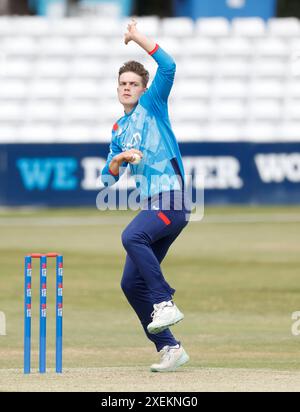 Il bowling Freddie McCann dell'Inghilterra durante la prima partita internazionale della giornata giovanile al Cloud County Ground, Chelmsford. Data foto: Giovedì 28 giugno 2024. Foto Stock