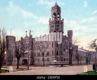 Waffenkammer der Ohio National Guard, Cleveland, Ohio, Vereinigte Staaten, 1890, Historische, digital restaurierte Reproduktion nach einem Original aus dem 19th Jahrhundert / Armory of the Ohio National Guard, Cleveland, Ohio, Stati Uniti, 1890, riproduzione storica e digitalmente restaurata da un originale del XIX secolo Foto Stock