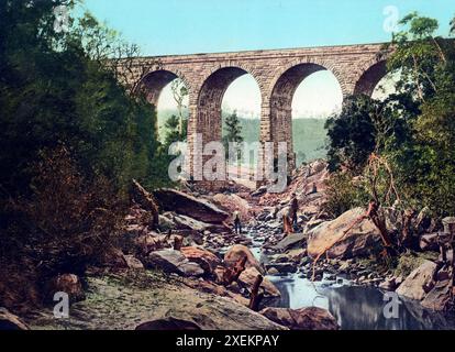 DAS Stonequarry-Creek-Eisenbahnviadukt ist ein denkmalgeschütztes Eisenbahnviadukt über den Stonequarry Creek an der Main-Southern-Eisenbahnstrecke in der südwestlichen Stadt Picton im Bezirk Wollondilly Shire in New South Wales, Australien, 1890, Historischer, Digital restaurierter Nachbau nach einem Original aus dem 19th Jahrhundert / Stonequarry Creek Railway Viaduct è un viadotto ferroviario patrimonio dell'umanità sopra lo Stonequarry Creek situato sulla Main Southern Railway nella città sud-occidentale di Picton, Sydney, nell'area governativa locale di Wollondilly Shire del nuovo Galles del Sud, Australia, 189 Foto Stock