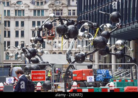 Londra, Regno Unito. 28 giugno 2024. I lavoratori installano "Infinite Accumulation" di Yayoi Kusama, una gigantesca scultura accanto alla stazione di Liverpool Street. Crediti: Vuk Valcic/Alamy Live News Foto Stock