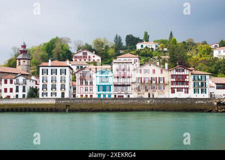 Case multicolore sul lungomare. Saint Jean de luz, Francia. Europa Foto Stock