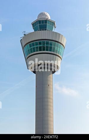 Amsterdam, Paesi Bassi - 14 maggio 2018: Struttura delle colonne della torre aeroportuale presso l'aeroporto Schiphol, giorno di primavera. Foto Stock