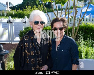 Nancy Stone e Elena Gibbs partecipano al Book Launch Party per "Life on the Green, Lessons & Wisdom from Legends of Golf" di Ann Liguori presso il Canoe Place Inn di Hampton Bays, NY il 27 giugno 2024. (Foto di David Warren /Sipa? USA) Foto Stock