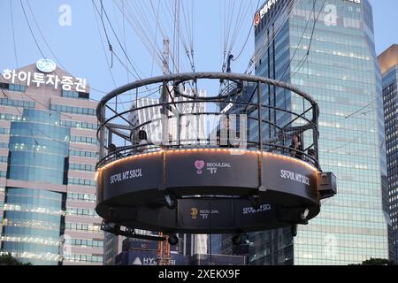 Seoul, Corea del Sud. 28 giugno 2024. I turisti salgono a bordo della mongolfiera SEOUL DAL a Seoul, Corea del Sud, 28 giugno 2024. Un pallone a forma di luna di elio legato chiamato 'SEOUL DAL' è stato lanciato venerdì al parco Yeouido di Seoul. I turisti possono fare un giro in mongolfiera per ammirare la città dall'alto. Crediti: Yao Qilin/Xinhua/Alamy Live News Foto Stock