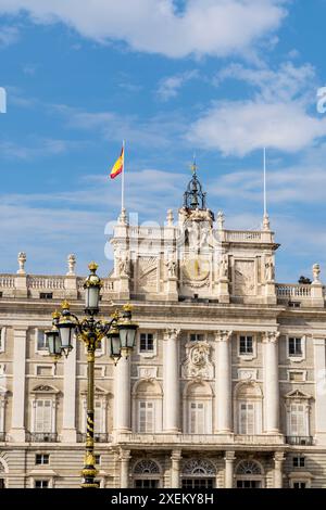 Lanterna luminosa ornata nel palazzo reale di Madrid, Madrid, Spagna. Foto Stock