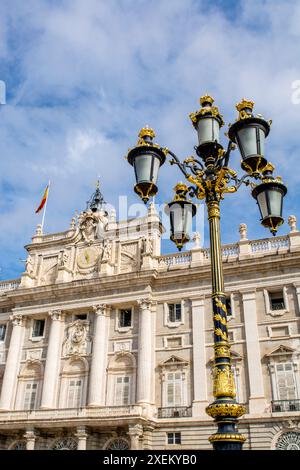 Lanterna luminosa ornata nel palazzo reale di Madrid, Madrid, Spagna. Foto Stock