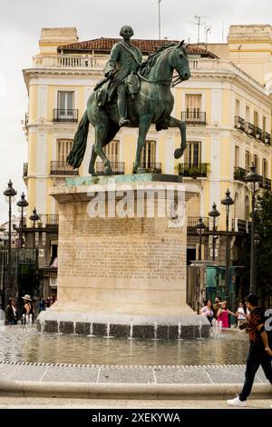 Carlo II o Fontana del monumento alla statua di Carlo II nella porta del Sole (Puerta del Sol), nel centro di madrid, spagna. Foto Stock