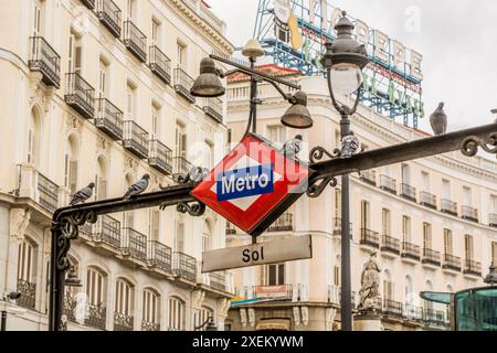 Stazione della metropolitana nella Piazza della porta del Sole (Puerta del Sol), nel centro di madrid, spagna. Foto Stock