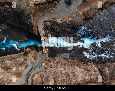 Maestosa vista aerea estiva della cascata Bruarfoss. La cascata Icelands Bluest. Foto Stock