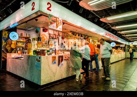 Mercado de San Anton Market, Madrid, Spagna. Foto Stock