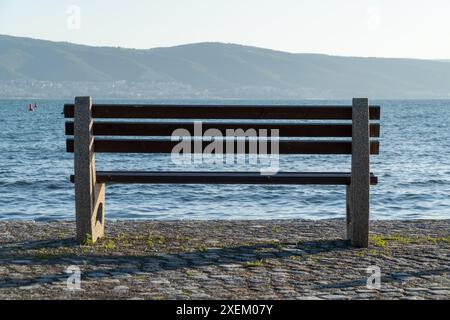 Banch in legno con vista incredibile sul mare. Foto Stock