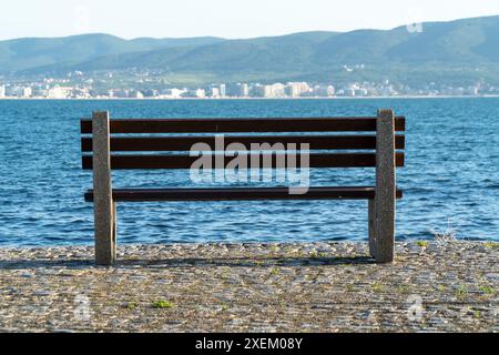 Banch in legno con vista incredibile sul mare. Foto Stock