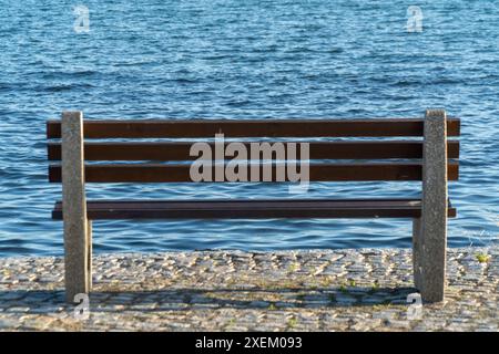 Banch in legno con vista incredibile sul mare. Foto Stock