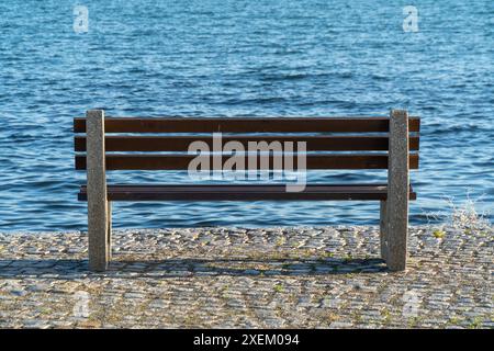 Banch in legno con vista incredibile sul mare. Foto Stock