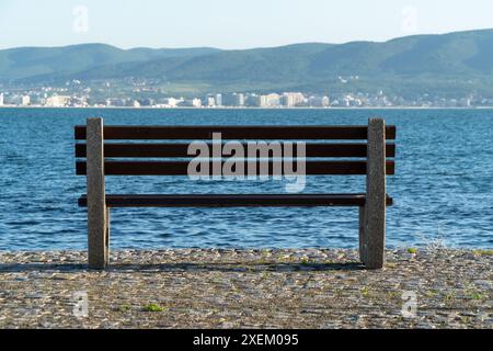 Banch in legno con vista incredibile sul mare. Foto Stock