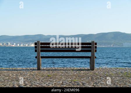 Banch in legno con vista incredibile sul mare. Foto Stock