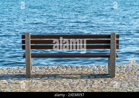 Banch in legno con vista incredibile sul mare. Foto Stock