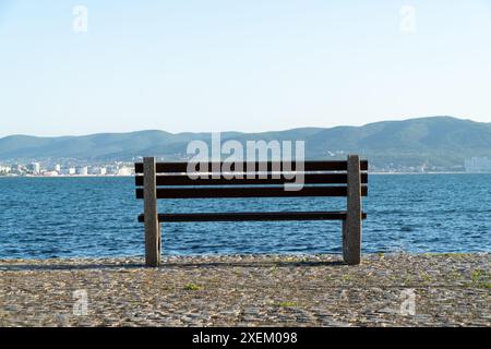 Banch in legno con vista incredibile sul mare. Foto Stock