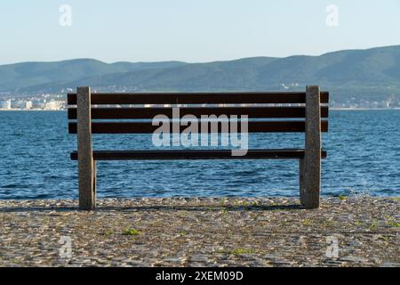 Banch in legno con vista incredibile sul mare. Foto Stock